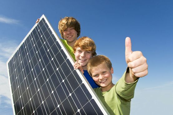 kinder mit Solarpanel